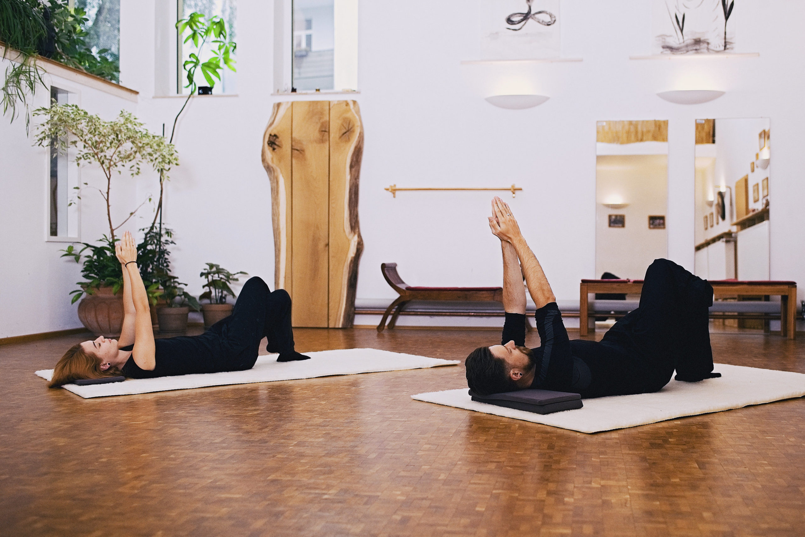 Feldenkrais Hannover -  Eine Frau und ein Mann in Rückenlage bei der Feldenkrais Stunde "Koordinieren der Flexoren und Extensoren" in Hannover