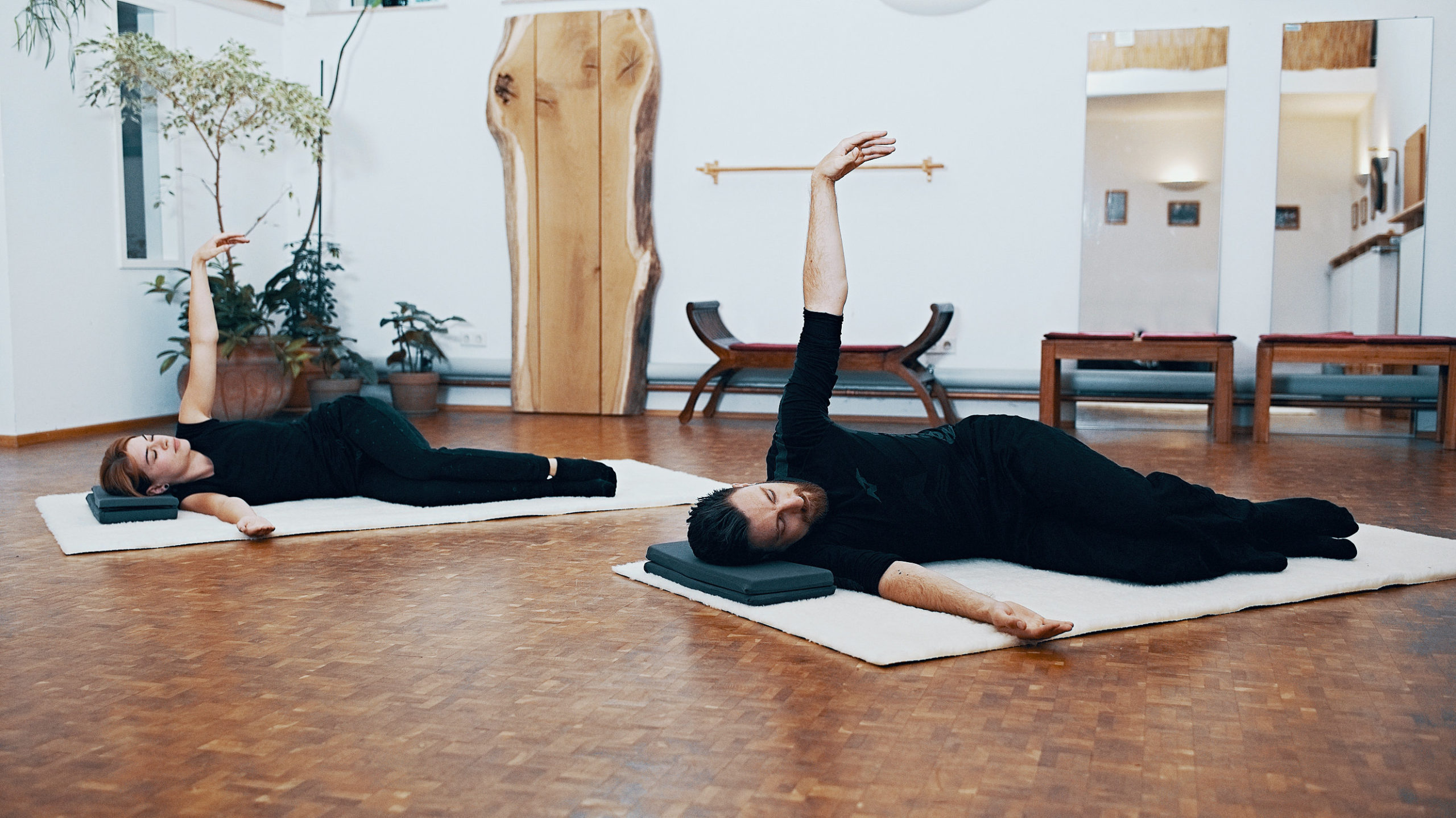 Feldenkrais Hannover - Eine Frau und ein Mann in Seitenlage bei einer Feldenkrais Stunde in Hannover