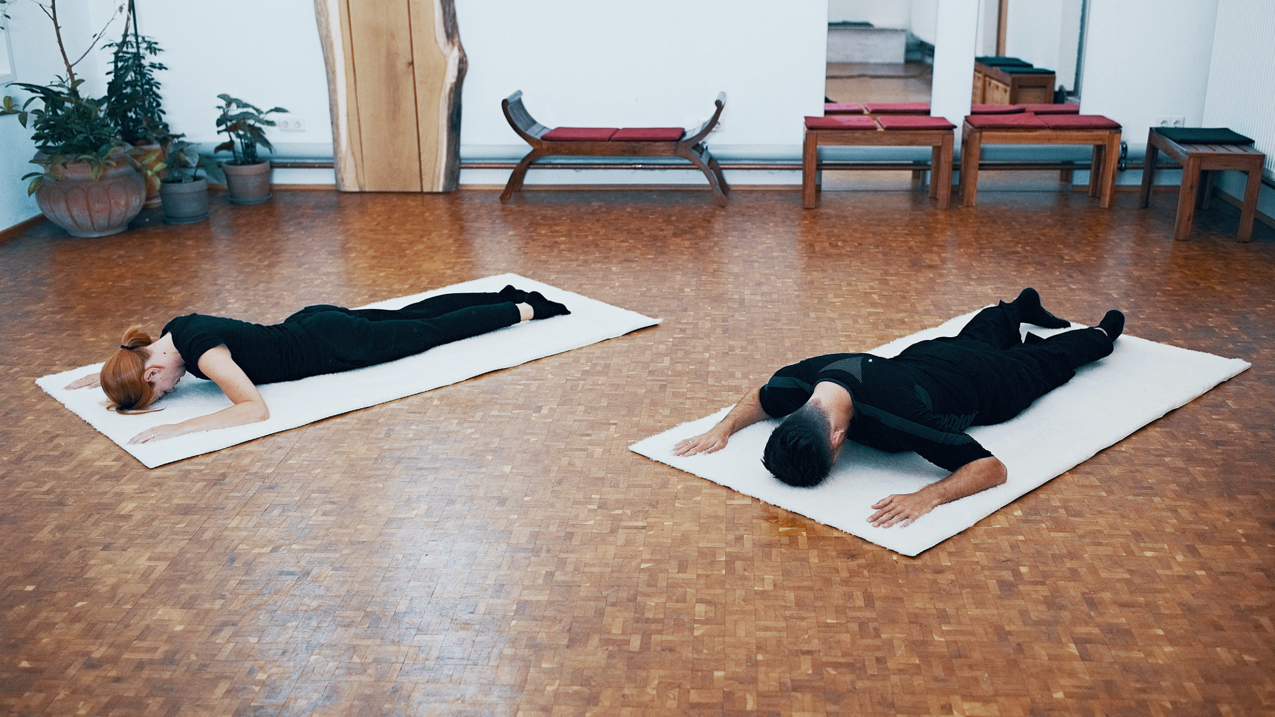 Feldenkrais Hannover - Eine Frau und ein Mann in Bauchlage bei einer "Sphinx" Feldenkrais Stunde in Hannover