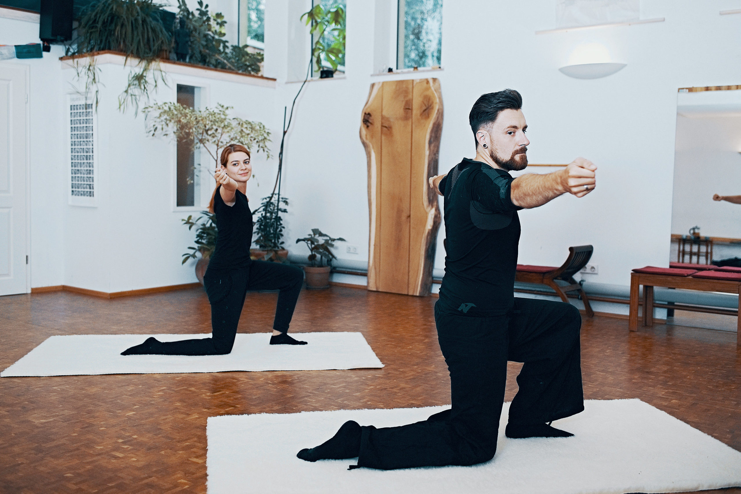 Feldenkrais-Kurse in Hannover - Teilnehmerin und Teilnehmer knien in der Stunde "Rolling fists"