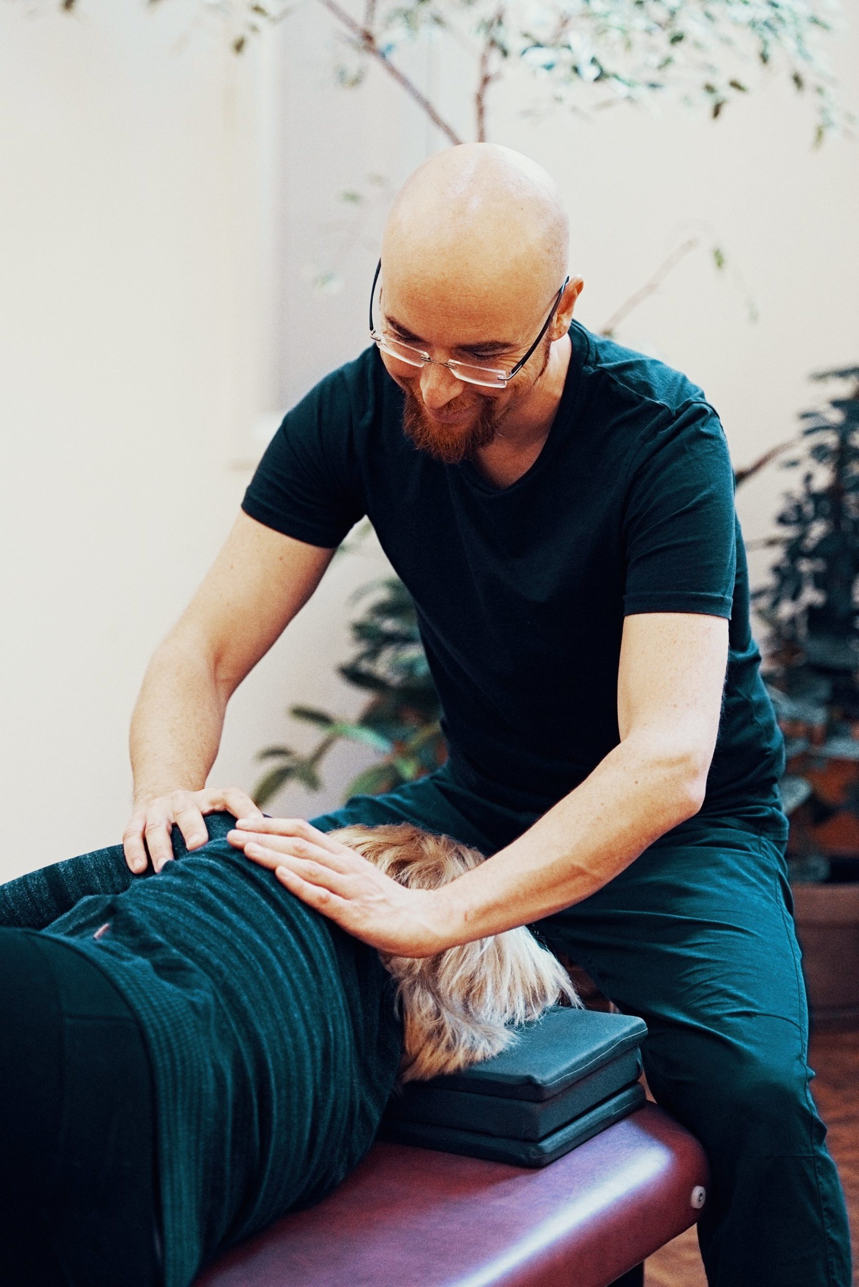 Feldenkrais Hannover - Michael Steppert bei einer Einzelstunde "Funktionale Integration"