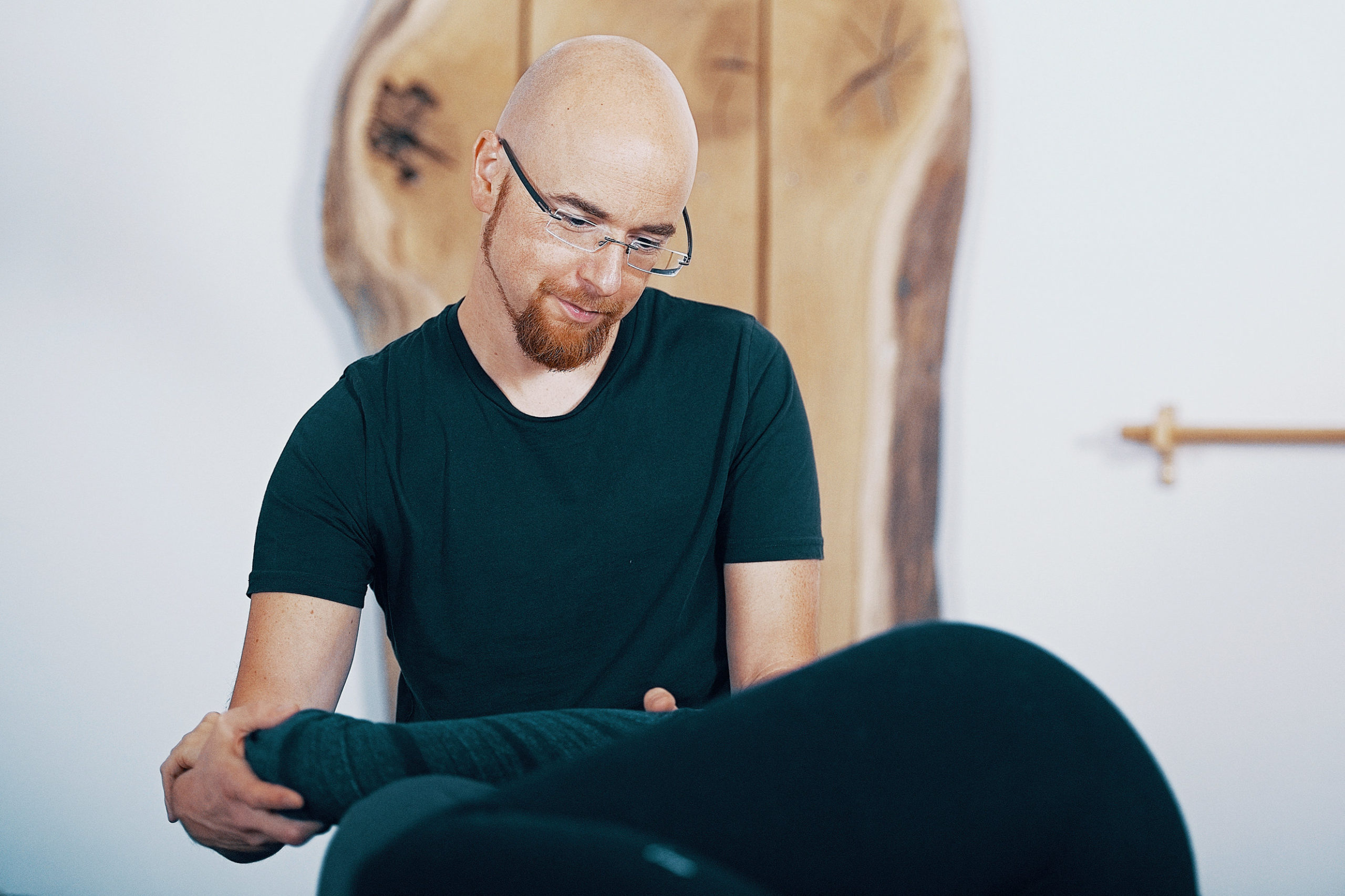 Feldenkrais Hannover - Michael Steppert bei einer Einzelstunde "Funktionale Integration"